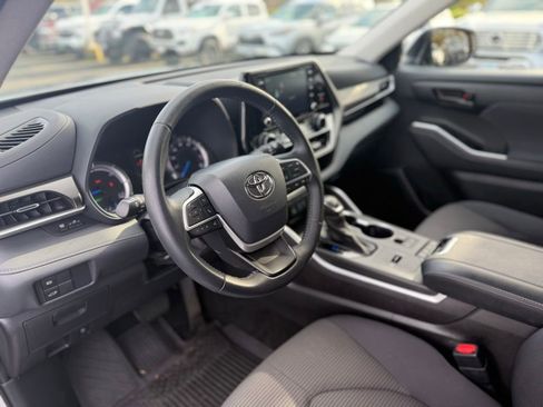Used 2022 Toyota Highlander LE image 13