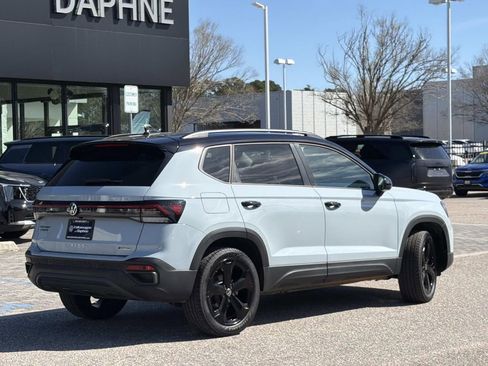 Used 2025 Volkswagen Taos SE image 5