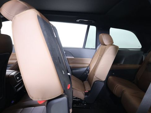 Used 2025 Mercedes-Benz GLS 450 4MATIC image 52