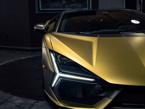 Used 2025 Lamborghini Revuelto AWD/4WD image 35