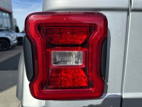 Used 2024 Jeep Wrangler Unlimited Rubicon 4xe image 10