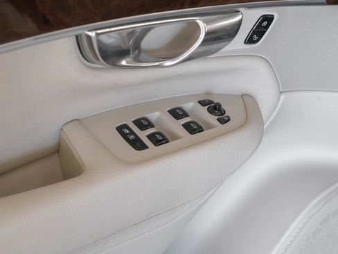 Used 2019 Volvo XC90 T5 Momentum image 46