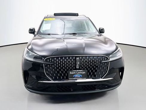 Used 2025 Lincoln Aviator AWD image 2