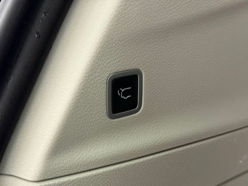 Used 2024 Chrysler Pacifica Touring-L image 5