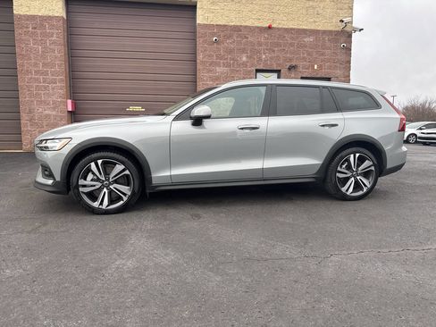 Used 2025 Volvo V60 B5 Cross Country Plus image 1