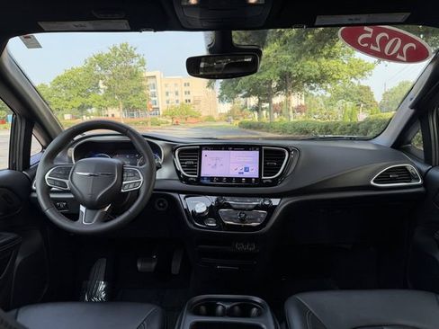 Used 2025 Chrysler Pacifica Select FWD image 38