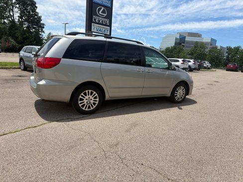 Used 2010 Toyota Sienna XLE FWD image 16