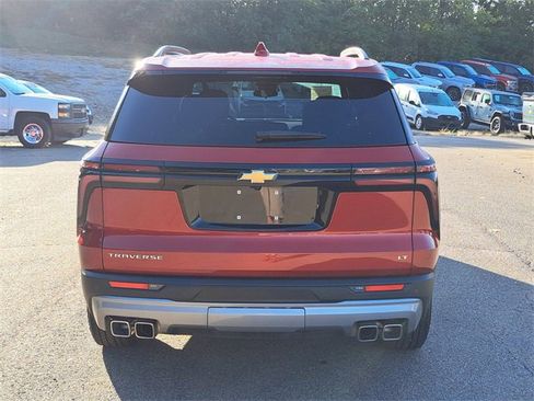 Used 2024 Chevrolet Traverse LT w/ Trailering Package image 4