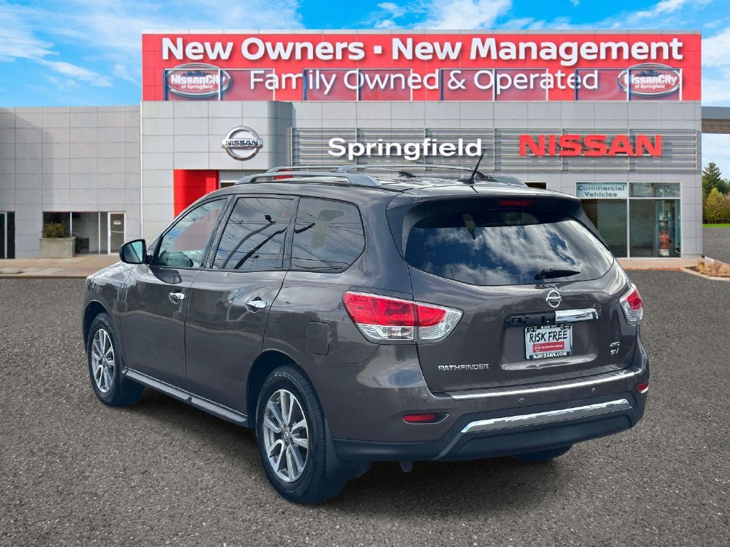 Used 2015 Nissan Pathfinder SV w/ Cargo Package FWD image 4