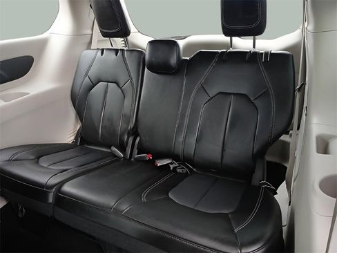 Used 2023 Chrysler Pacifica Touring-L image 14