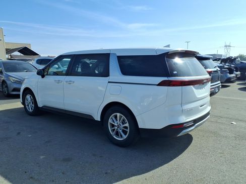 Used 2024 Kia Carnival LX image 5