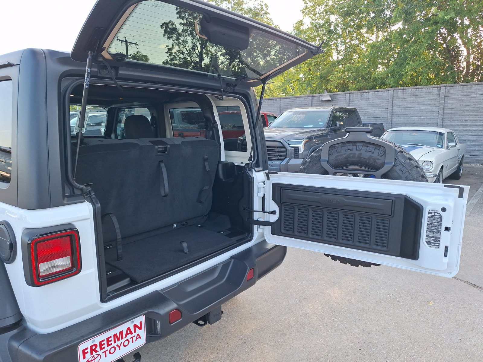 Used 2025 Jeep Wrangler Sport AWD/4WD image 34