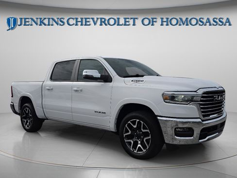 Used 2025 RAM 1500 Laramie AWD/4WD image 1