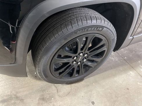 Used 2023 GMC Acadia SLT w/ Elevation Edition image 4