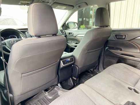 Used 2019 Toyota Highlander LE FWD image 19