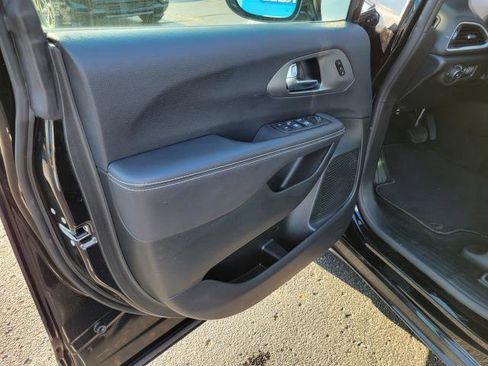 Used 2025 Chrysler Pacifica Select FWD image 6