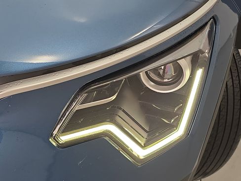 Used 2023 Kia Niro EX FWD image 30