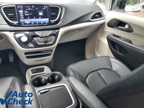 Used 2024 Chrysler Pacifica Touring-L FWD image 15