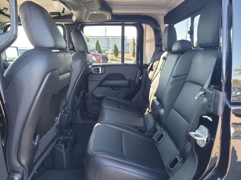 Used 2024 Jeep Gladiator Sport w/ Premium Package image 11