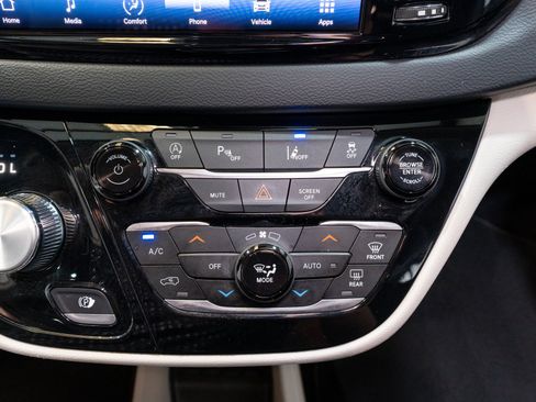 Used 2023 Chrysler Pacifica Touring-L FWD image 18