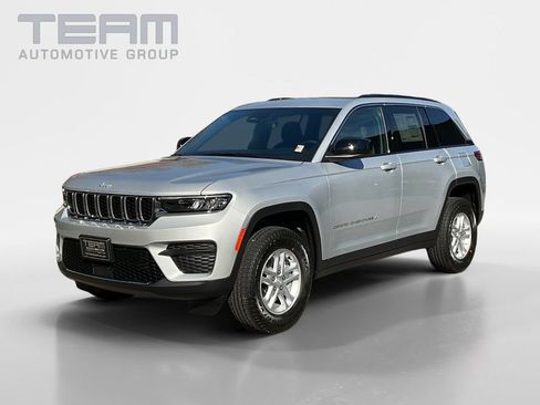 Used 2025 Jeep Grand Cherokee Laredo RWD image 3