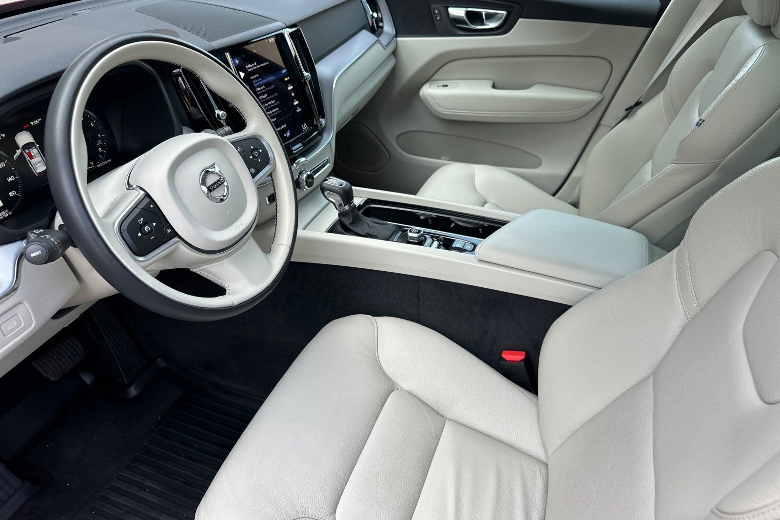 Used 2021 Volvo XC60 T5 Momentum w/ Premium Package FWD image 10