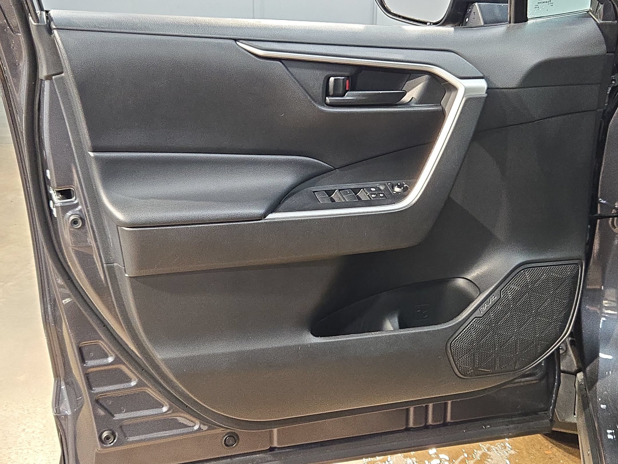 Used 2023 Toyota RAV4 LE FWD image 20