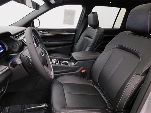 Used 2025 Jeep Grand Cherokee Limited image 32