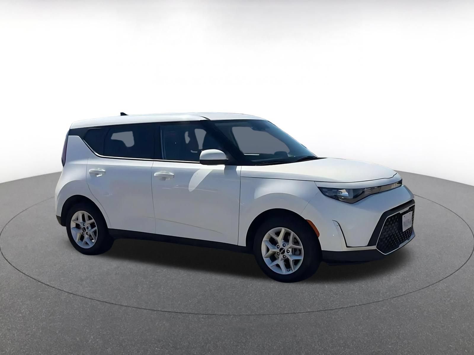 Used 2025 Kia Soul LX w/ LX Technology Package FWD image 2