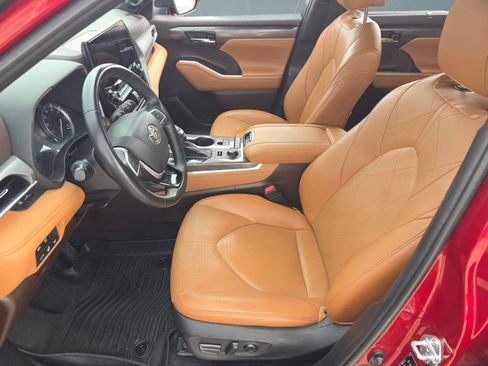 Used 2022 Toyota Highlander Platinum image 5