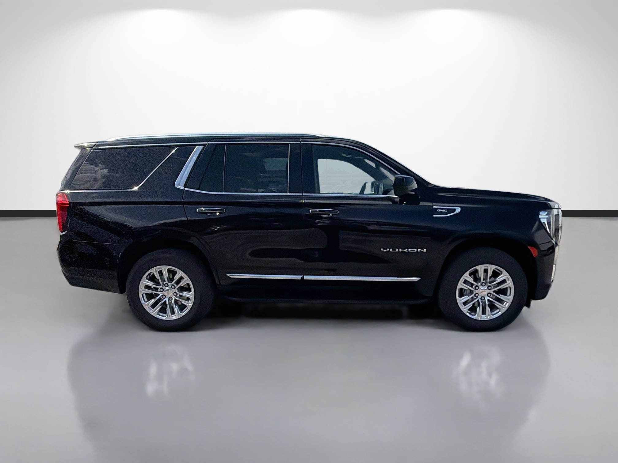 Used 2024 GMC Yukon SLT AWD/4WD image 2