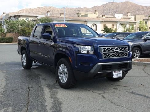 Used 2023 Nissan Frontier SV image 2