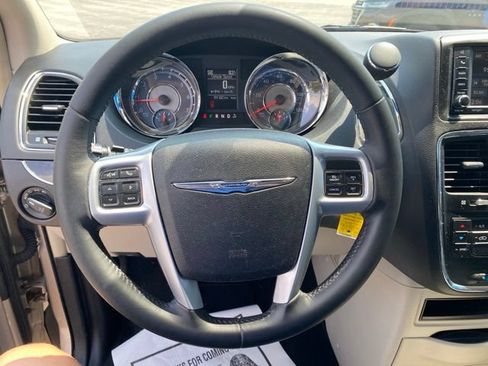 Used 2013 Chrysler Town & Country Touring FWD image 17