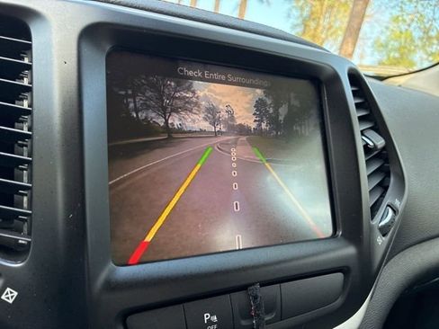 Used 2016 Jeep Cherokee Limited w/ Luxury Group image 32