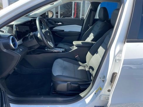 Used 2025 Chevrolet Trax LT w/ LT Convenience Package image 14