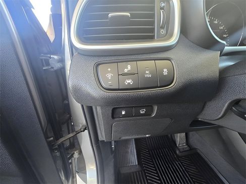 Used 2019 Kia Sorento SX image 45