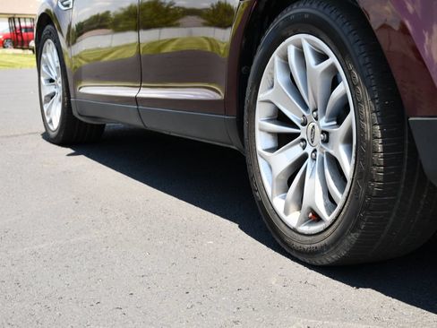 Used 2019 Ford Taurus Limited FWD image 10