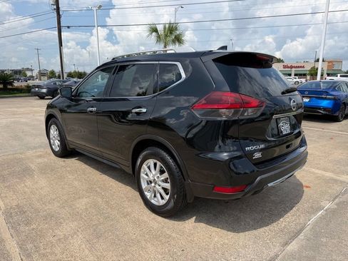 Used 2018 Nissan Rogue SV w/ Premium Package FWD image 3
