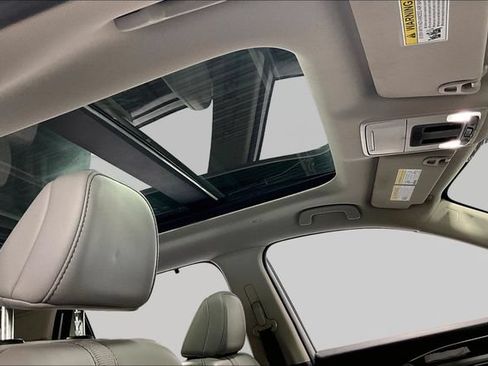 Used 2024 Honda Pilot Touring image 4
