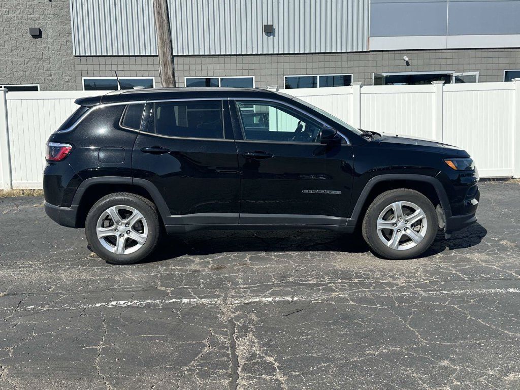 Used 2023 Jeep Compass Latitude w/ Convenience Group AWD/4WD image 2