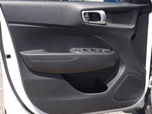 Used 2025 Hyundai Venue SEL FWD image 28