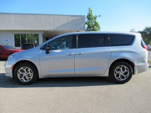 Certified 2024 Chrysler Pacifica Limited AWD/4WD image 4