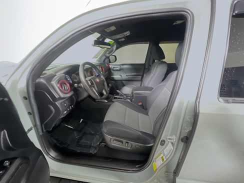 Used 2022 Toyota Tacoma TRD Sport w/ Technology Package image 15