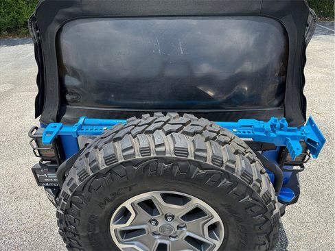 Used 2015 Jeep Wrangler Unlimited Rubicon w/ Connectivity Group AWD/4WD image 17