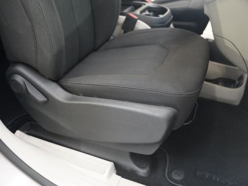 Used 2018 Chrysler Pacifica Touring Plus w/ Tire & Wheel Group FWD image 32