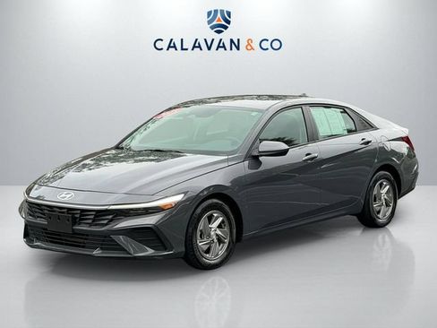Used 2025 Hyundai Elantra SE w/ Cargo Package FWD image 3