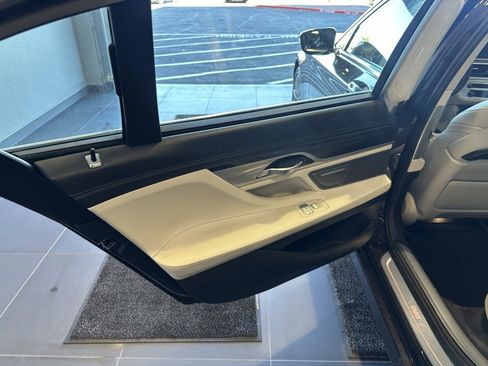 Used 2016 BMW 740i image 13