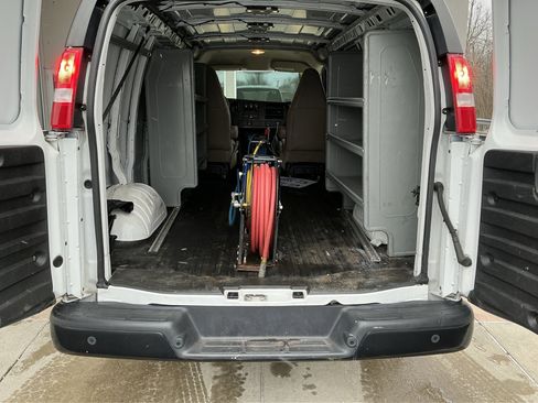 Used 2017 Chevrolet Express 2500 image 24