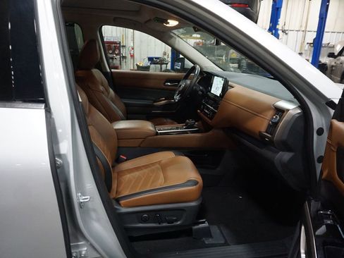 Used 2023 Nissan Pathfinder Platinum image 19