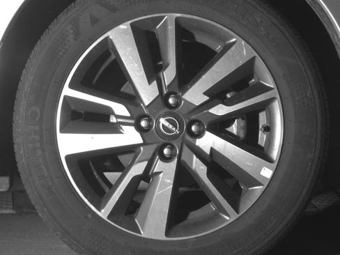 Used 2025 Nissan Versa SV image 13